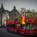 Actionbild-Stadtfuehrung-Bus-Sightseeing-Touristen