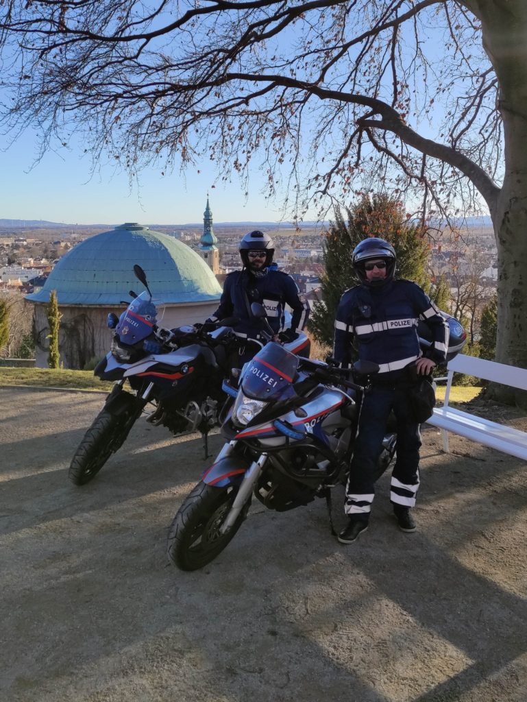 Actionbild Stadtpolizei Baden mit Motorradhelmgarnituren