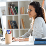 Bild-Yealink-WH68-Lifestyle-Woman-Homeoffice