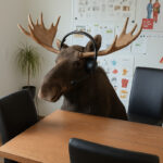 Elch-Emil-bei-der-Headsetberatung-headsets_at