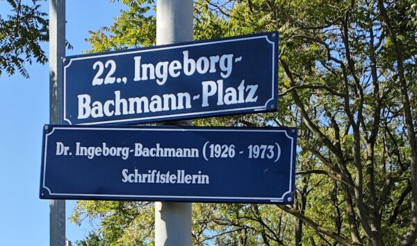 Strassenschild-Ingeborg-Bachmann-Platz-gr